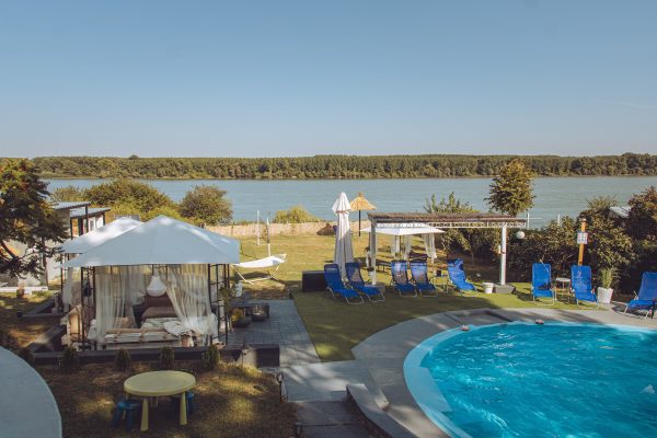 vila danube lux sa bazenom na obali dunava (1) min