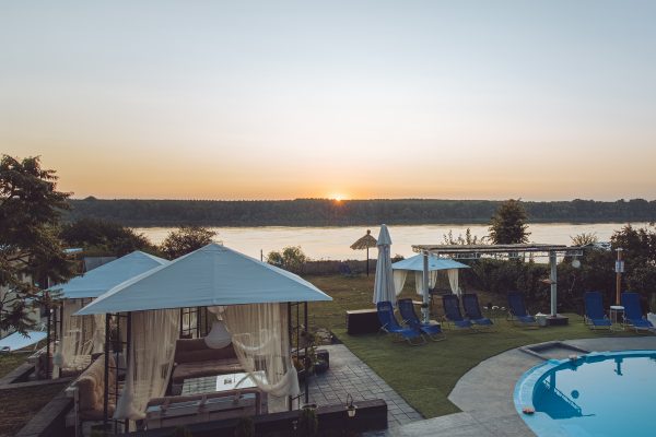 vila danube lux sa bazenom na obali dunava (13)